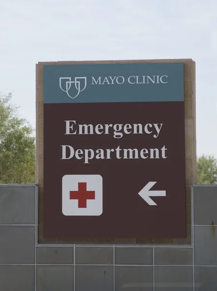 Phoenix.AZ, USA Aug, 18, 2015 Mayo Clinic Mayo Clinic is widely considered as one of the world 's greatest hospitals and ranked No. 1 в списке "Лучших больниц" по версии U.S. News & World Report за 2014-2015 годы ". — стоковое фото
