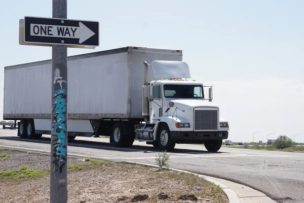 Vrachtwagen invoeren snelweg — Stockfoto