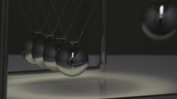 Newtons Cradle- science concept — Stock Video