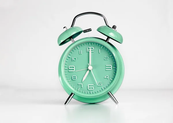 Reloj despertador retro analógico verde doble campana —  Fotos de Stock