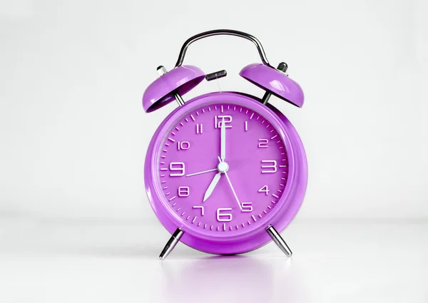 Paarse twin bell alarm clock — Stockfoto