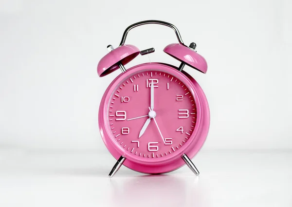 Roze twin bell alarm clock — Stockfoto