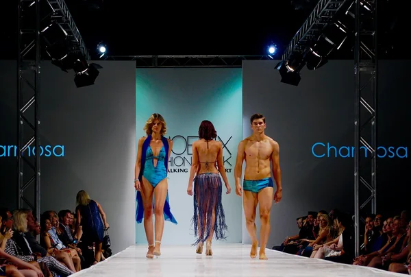 Scottsdale, Az - október 3: Modell bemutató Charmosa fürdőruha tervez egy kifutópálya divat show alatt a Phoenix Fashion Week október 3, 2015-re a Scottsdale, Arizona. — Stock Fotó