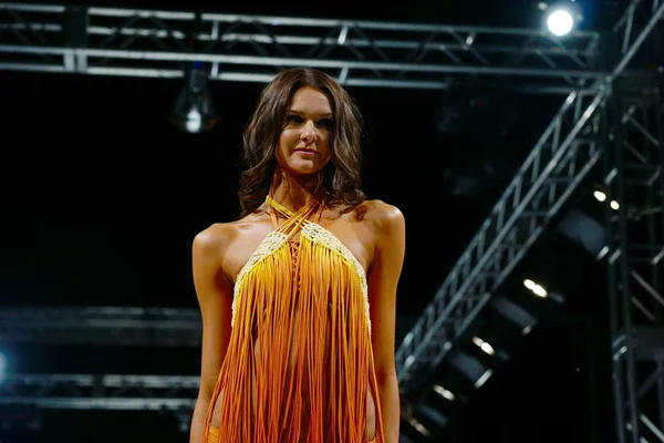Scottsdale, Az - október 3: Modell bemutató Charmosa fürdőruha tervez egy kifutópálya divat show alatt a Phoenix Fashion Week október 3, 2015-re a Scottsdale, Arizona. — Stock Fotó