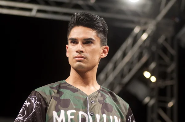 SCOTTSDALE, AZ - 3 DE OCTUBRE: Modelo mostrando diseños medianos en la Phoenix Fashion Week el 3 de octubre de 2015 en Scottsdale, Arizona . — Foto de Stock