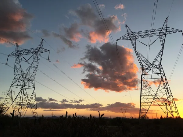 砂漠の美しいアリゾナの夜に日没電力電気の鉄塔 — ストック写真