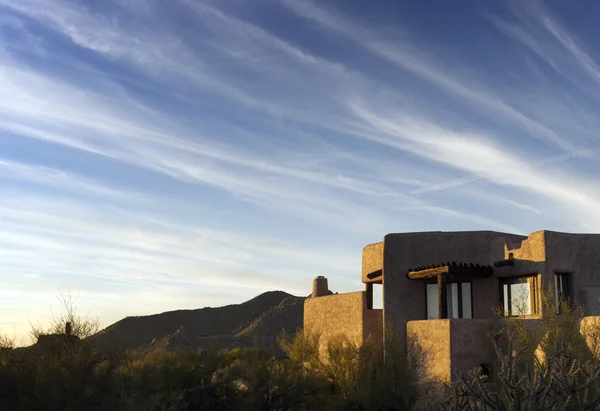 Dél-Nyugat sivatagi táj drámai ég adobe stílusú építészet — Stock Fotó