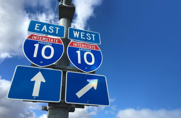 Znak kierunku Arizona I10 East West autostrady — Zdjęcie stockowe