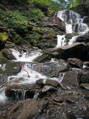Pitoresk falls ve eşikleri Karpatlar, Ukrayna'da dağ Nehri üzerinde 