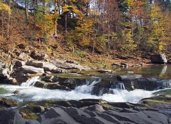 Soglie sul fiume Prut a Yaremche, Ucraina — Foto Stock