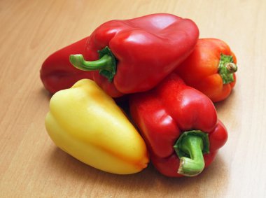 Tatlı biber bir ahşap yüzeye 