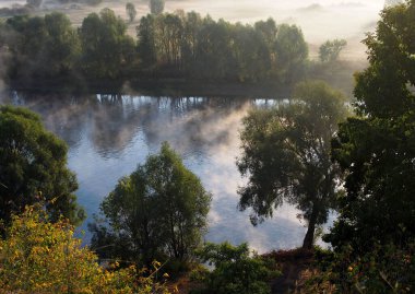 Yüksek sağ kıyıdan Desna Nehri 'ne ve sonbahar sabahında kenar mahallelere bakın.
