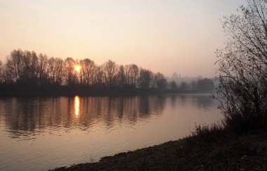 Novgorod-Siversky şehrinin yakınlarındaki Desna Nehri 'nin üzerinde gün doğumu