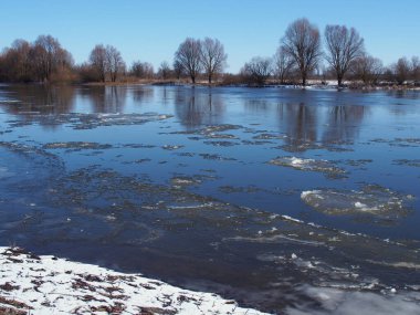 Mart 'ta Desna Nehri' nde buz hareketi