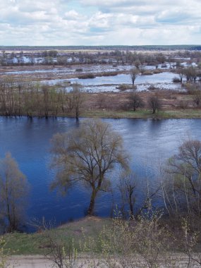 Sel sırasında, sağ yüksek kıyıdan Desna Nehri Vadisi 'nin manzarası