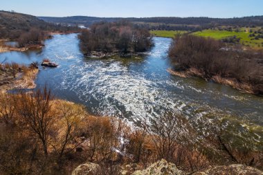 Erken Bahar acele nehir sahne
