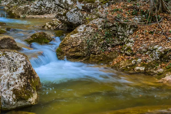 Nahaufnahme kleiner Wasserfall auf einem Gebirgsfluss — Stockfoto