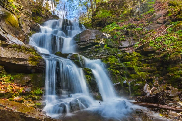 Крупним планом красивий гірський водоспад — стокове фото