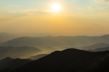 Dağ sırtı silueti sabahın erken saatlerinde