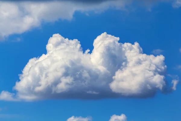 Sendirian awan di langit — Stok Foto