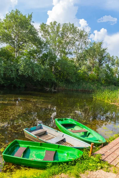 Bir yaz Nehri üzerinde küçük tekne — Stok fotoğraf