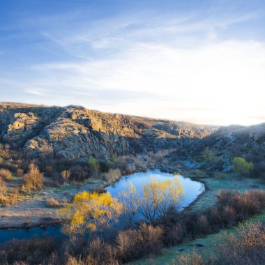 nehir dağ Kanyon bahar sahnede