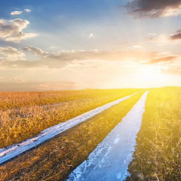 Strada rurale congelata a un tramonto — Foto Stock