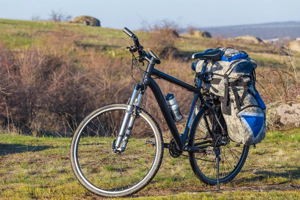 Bicicleta turística ficar entre um campos — Fotografia de Stock