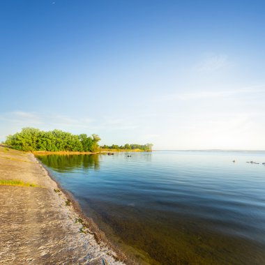 Günbatımında bir yaz göl kıyısında