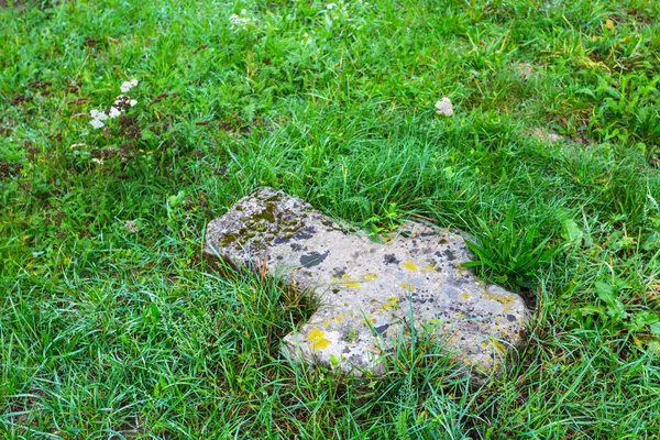 Gamla bortglömda kristna graven, cross i ett gräs — Stockfoto