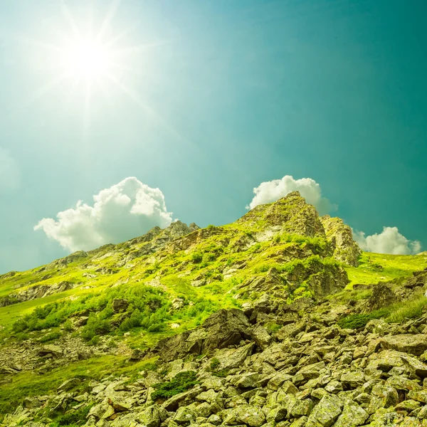 Yeşil dağ güneş ışınlarının üst — Stok fotoğraf