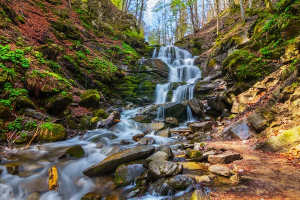 Hermosa cascada de cañón de montaña, Ucrania de los Cárpatos — Foto de Stock