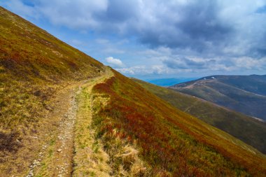 bir Dağı yamacında yer kırsal yol