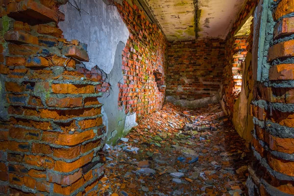 Viejo abandonado rojo ladrillo casa ruina — Foto de Stock