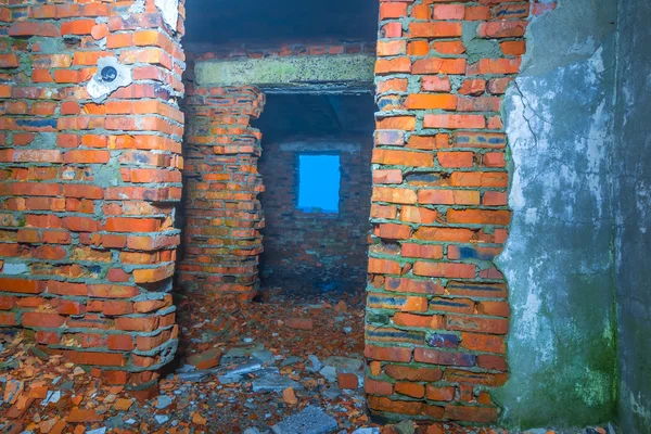 Velha casa de tijolo vermelho abandonado ruína — Fotografia de Stock