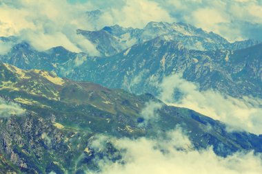 Yeşil dağ zincire yoğun bulutlar