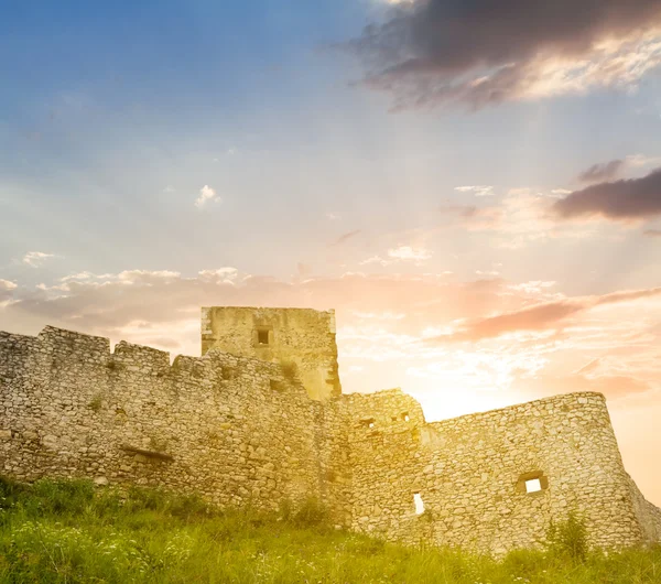 Oude middeleeuwse kasteel ruïne, spiss kasteel op de sunset — Stockfoto