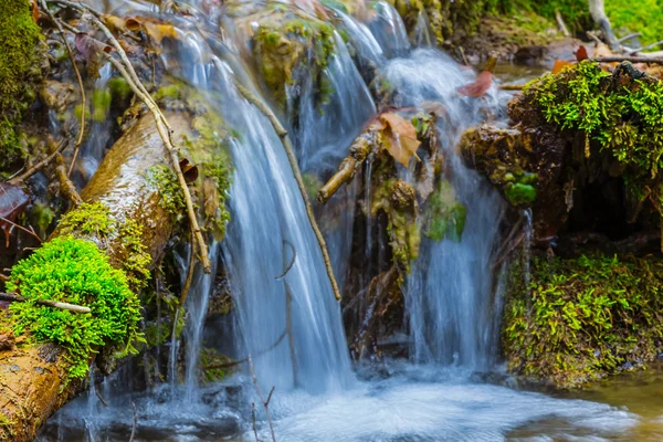 Litet vattenfall på en bergsflod — Stockfoto