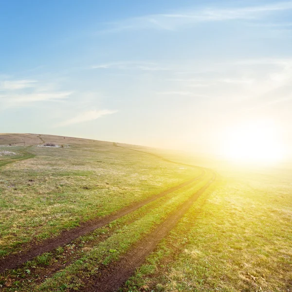 Yeşil tepenin yamacında gün batımında — Stok fotoğraf