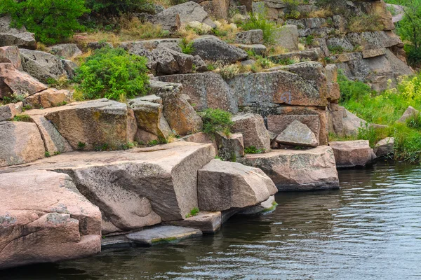 Rocky lake coast scene — Stock Photo, Image