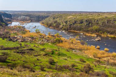 bir dağ kanyonda acele Nehri