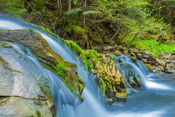 Närbild vackra vattenfall på en mountain river — Stockfoto