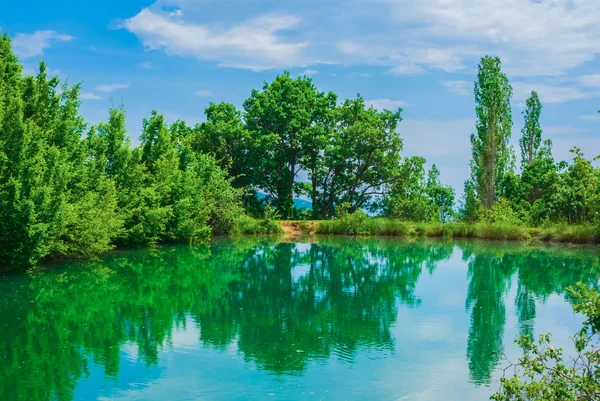 Wunderschöner smaragdgrüner See unter blauem Himmel — Stockfoto