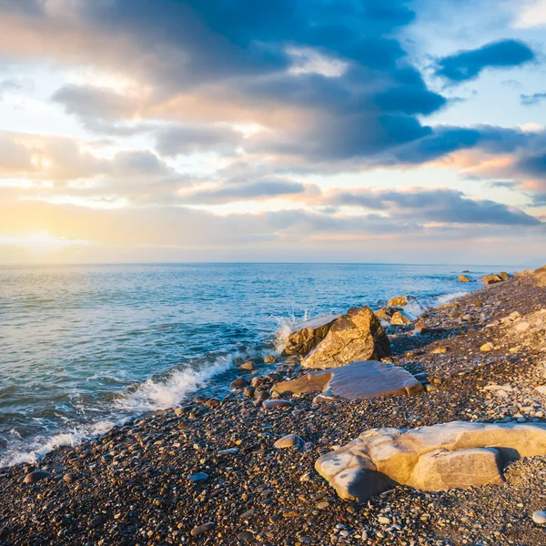 Stony Zeekust bij de zonsondergang — Stockfoto