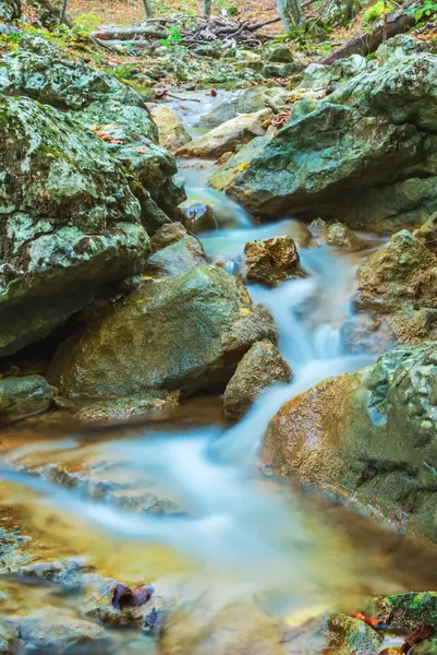 Nahaufnahme rauschenden Gebirgsfluss — Stockfoto