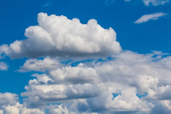Синий фон облачного неба — стоковое фото