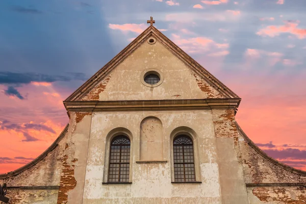 Teto da igreja cristã em um fundo por do sol — Fotografia de Stock