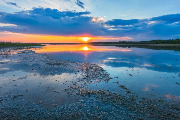 Lugn solnedgång över en sjö — Stockfoto