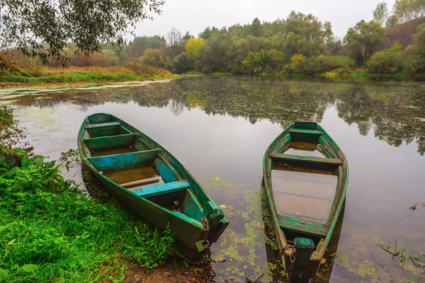 Kleines Fischerbootpaar auf einem ruhigen Fluss — Stockfoto