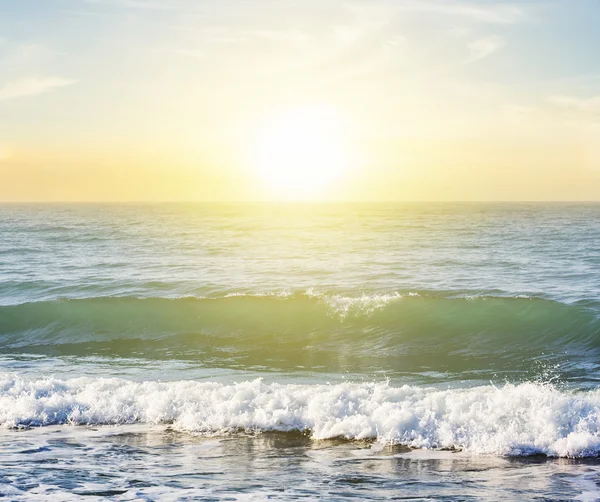Smaragdové moře pobřeží na ranní — Stock fotografie